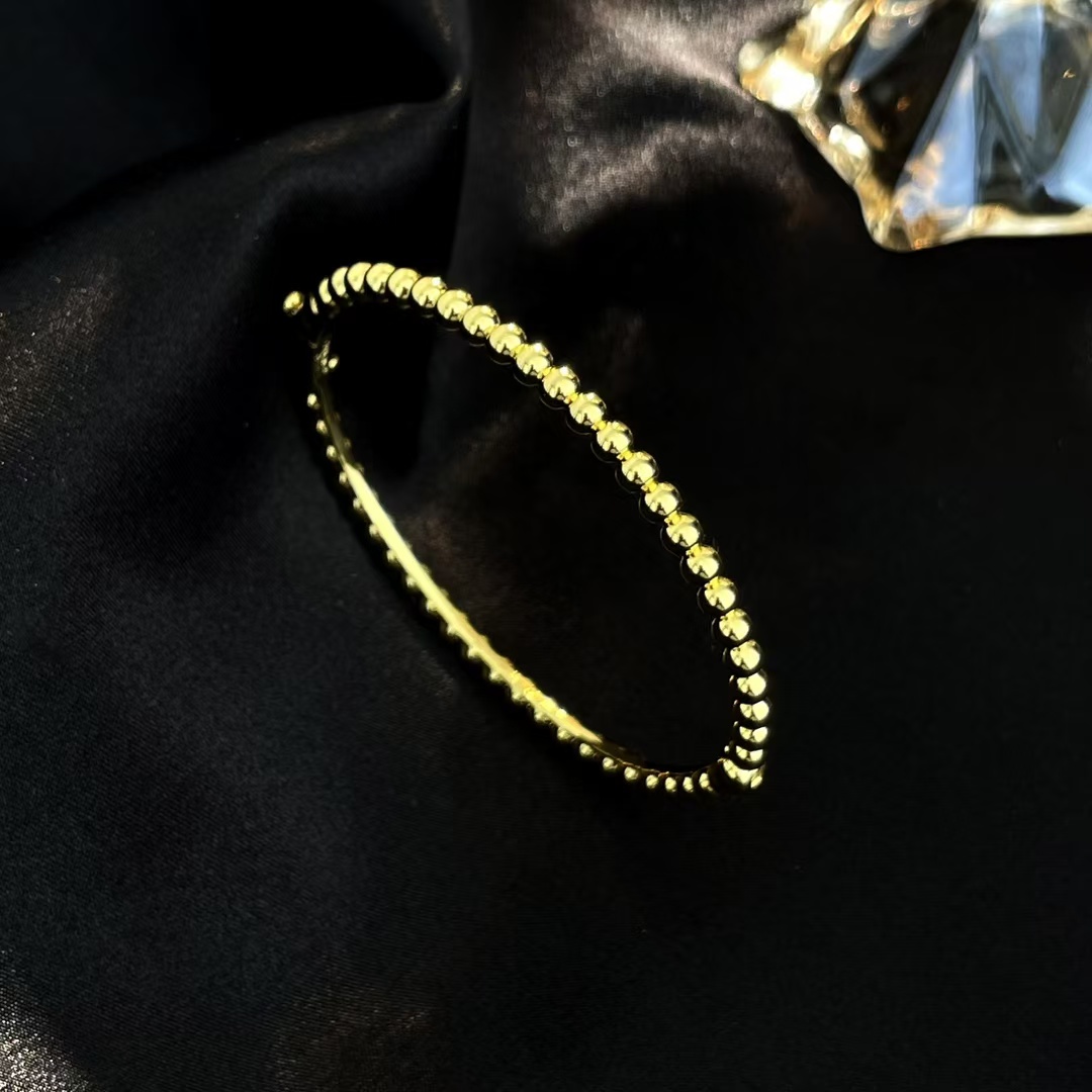 Replica Van Cleef & Arpels Perlée Pearls of Gold Bracelet - Medium Bangle