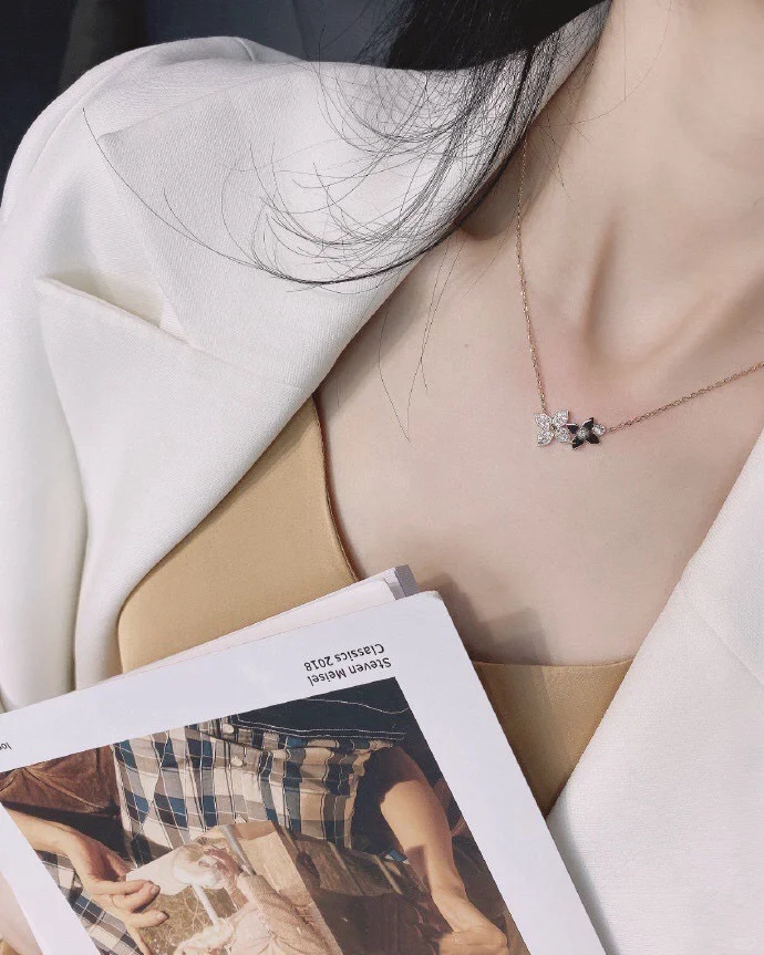 Replica Louis Vuitton Idylle Blossom Pendant Necklace-Two Flowers