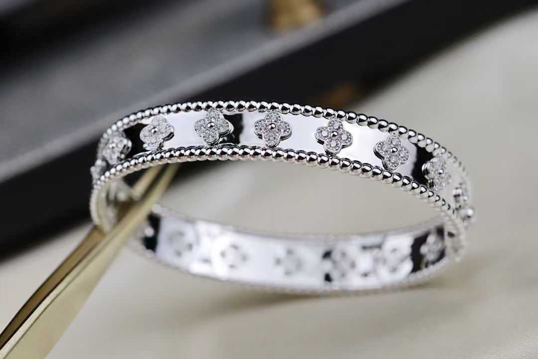 Replica Van Cleef & Arpels Perlée Clovers Bracelet, Medium Bangle
