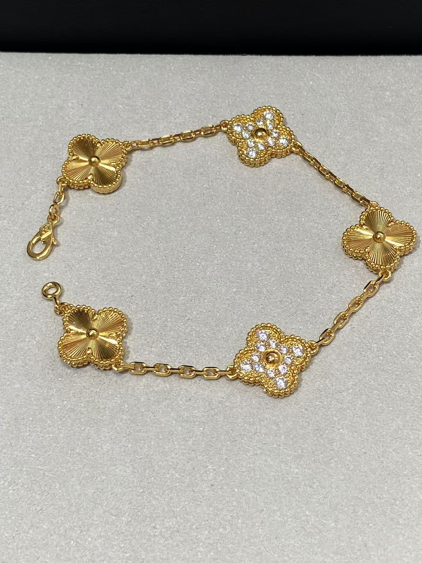 Replica Van Cleef & Arpels Vintage Alhambra Bracelet 5 Motifs