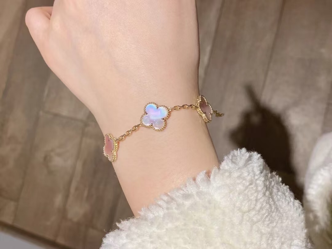 Replica Van Cleef & Arpels Natural Pink Mother of Pearl Five Clover Bracelet
