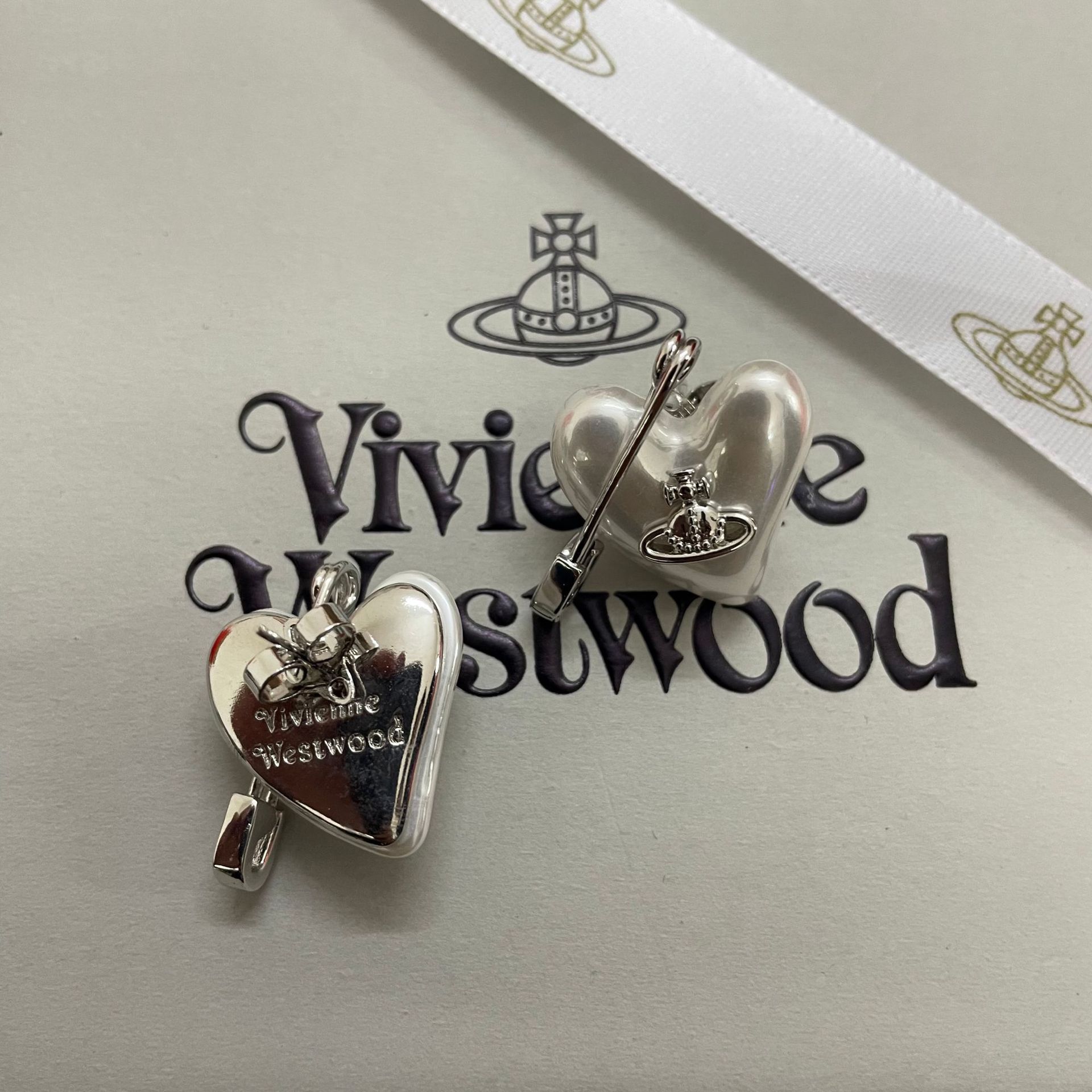 Replica Vivienne Westwood Heart Paperclip Saturn Stud Earrings