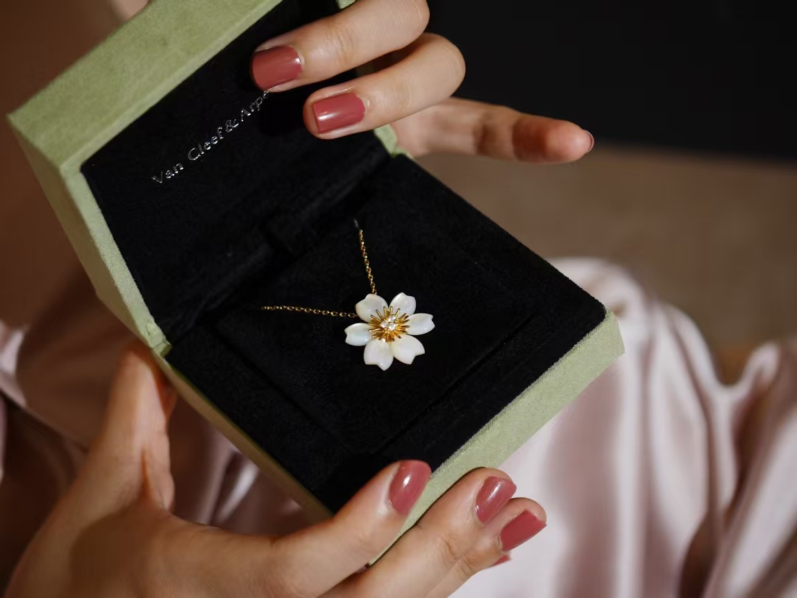 Replica Van Cleef & Arpels Rose de Noël Pendant Necklace - Mini