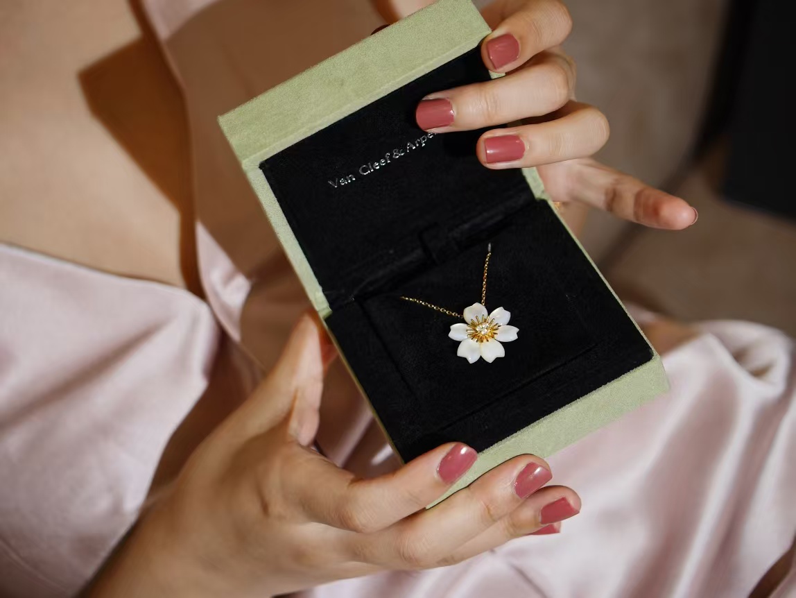 replica Van Cleef & Arpels Rose de Noël Pendant Necklace - Mini