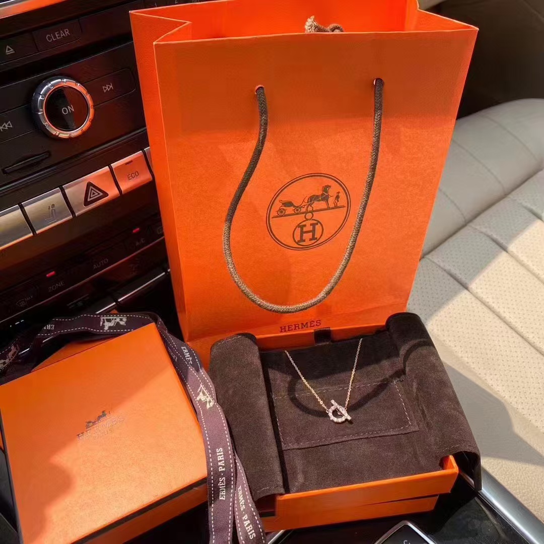 Replica Hermes Q Pendant Necklace