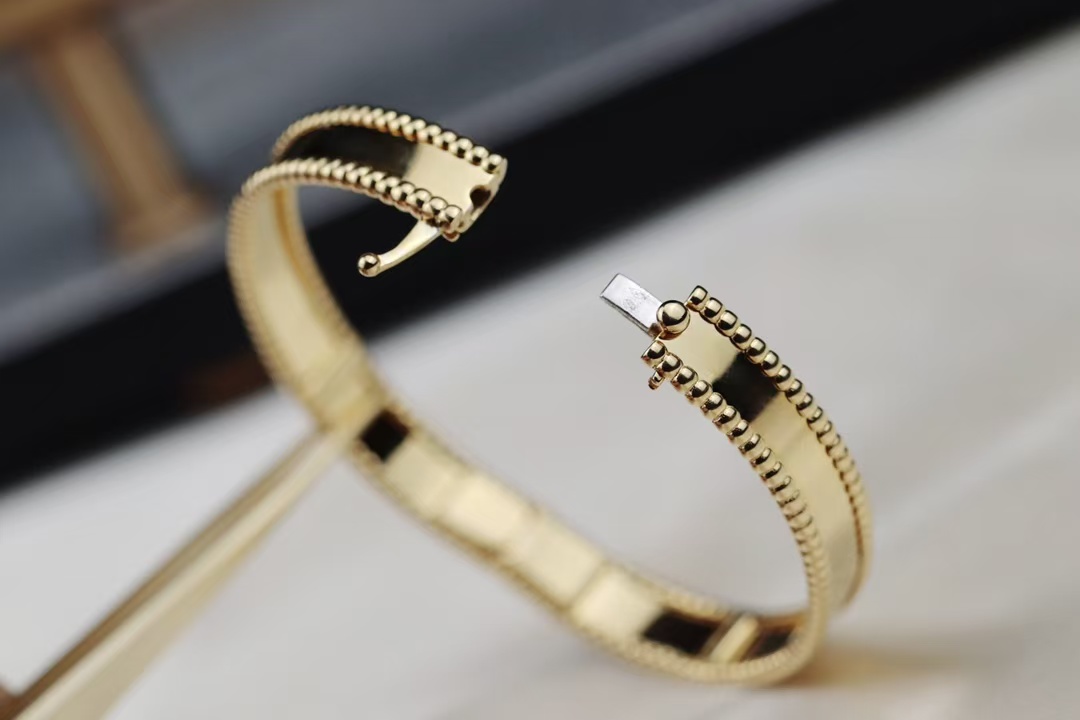 Replica Van Cleef & Arpels Perlée Signature Bracelet - Medium Bangle