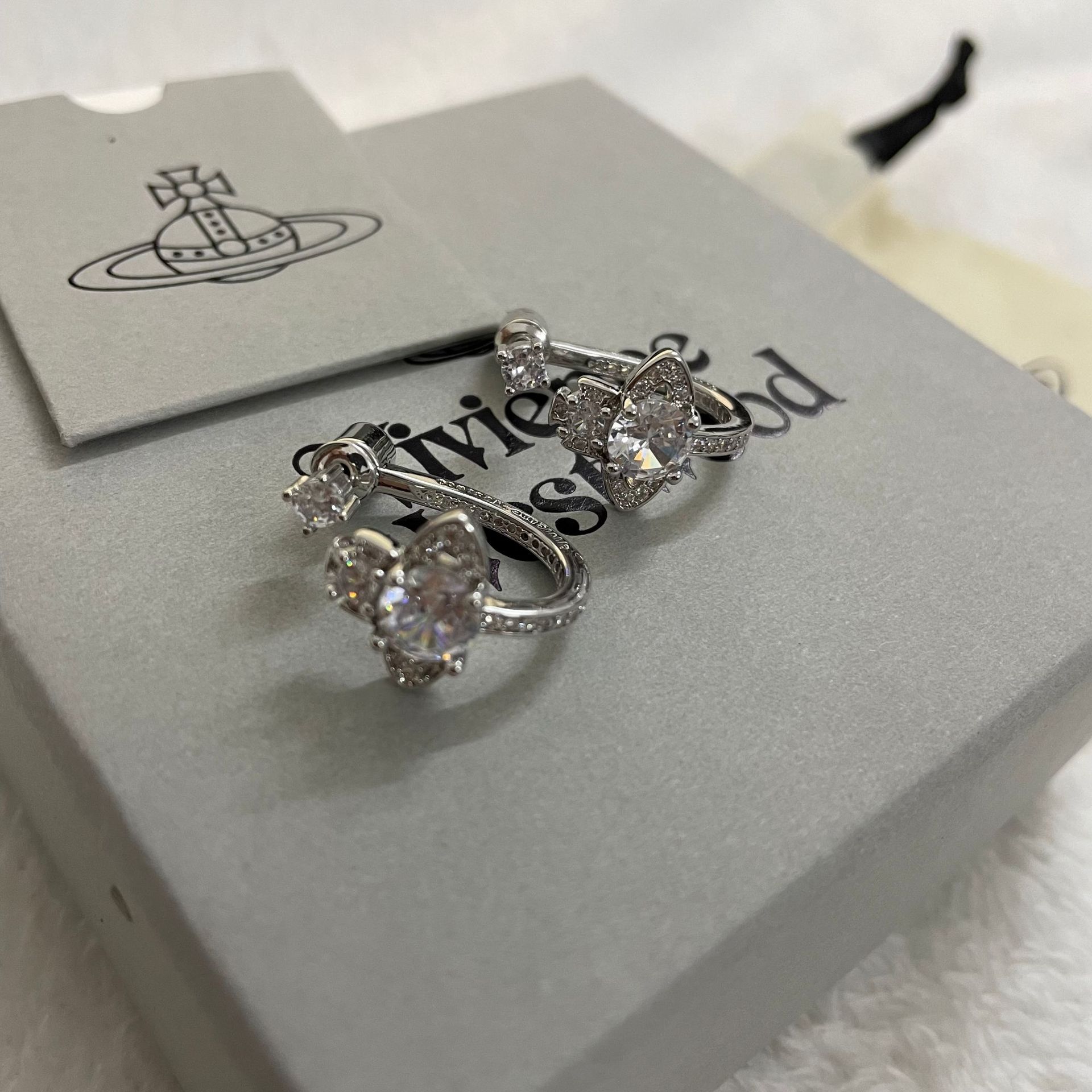Replica Vivienne Westwood Detachable U Shaped Rhinestone Saturn Earring Stud