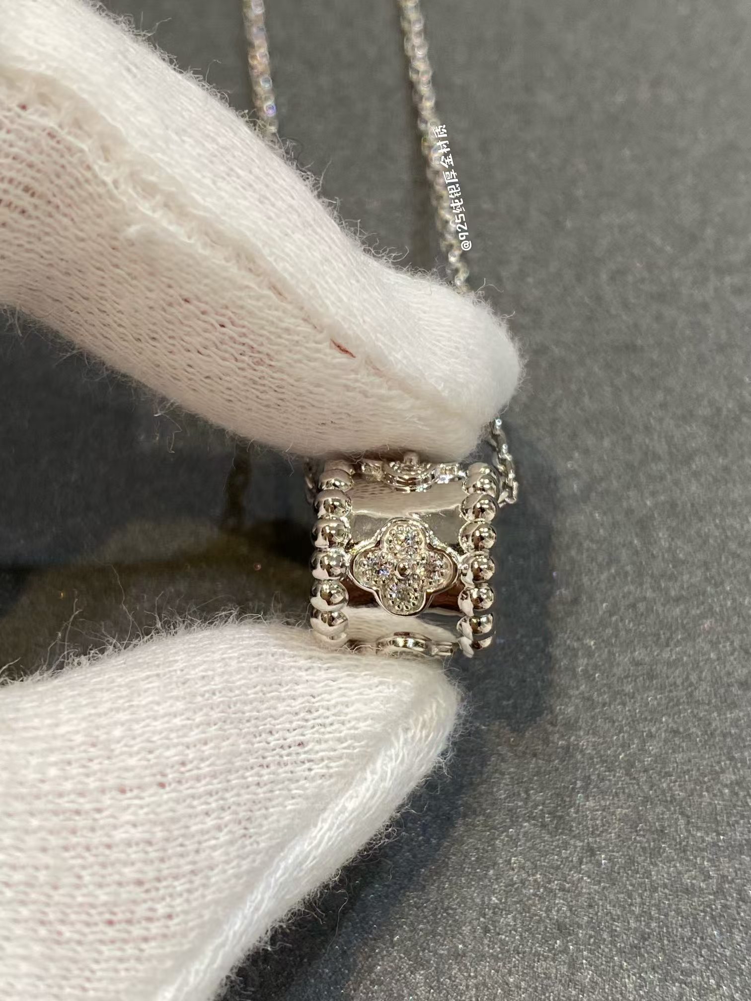 Replica Van Cleef & Arpels Perlée Clovers Pendant Necklace