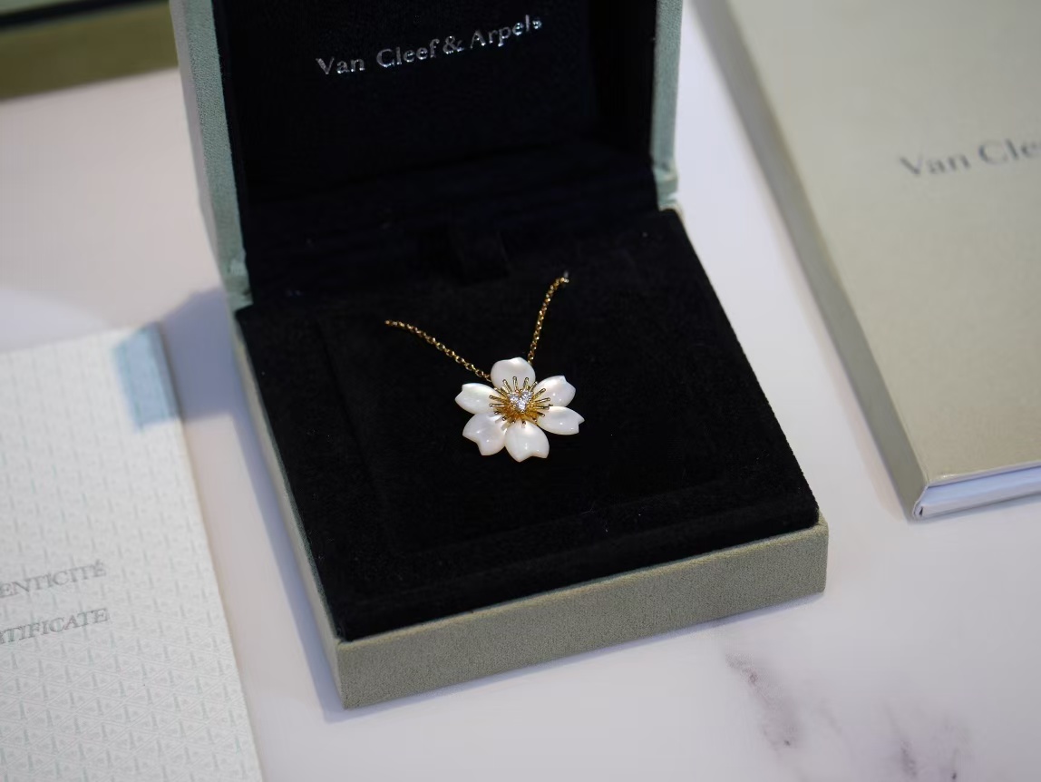 Replica Van Cleef & Arpels Rose de Noël Pendant Necklace - Mini