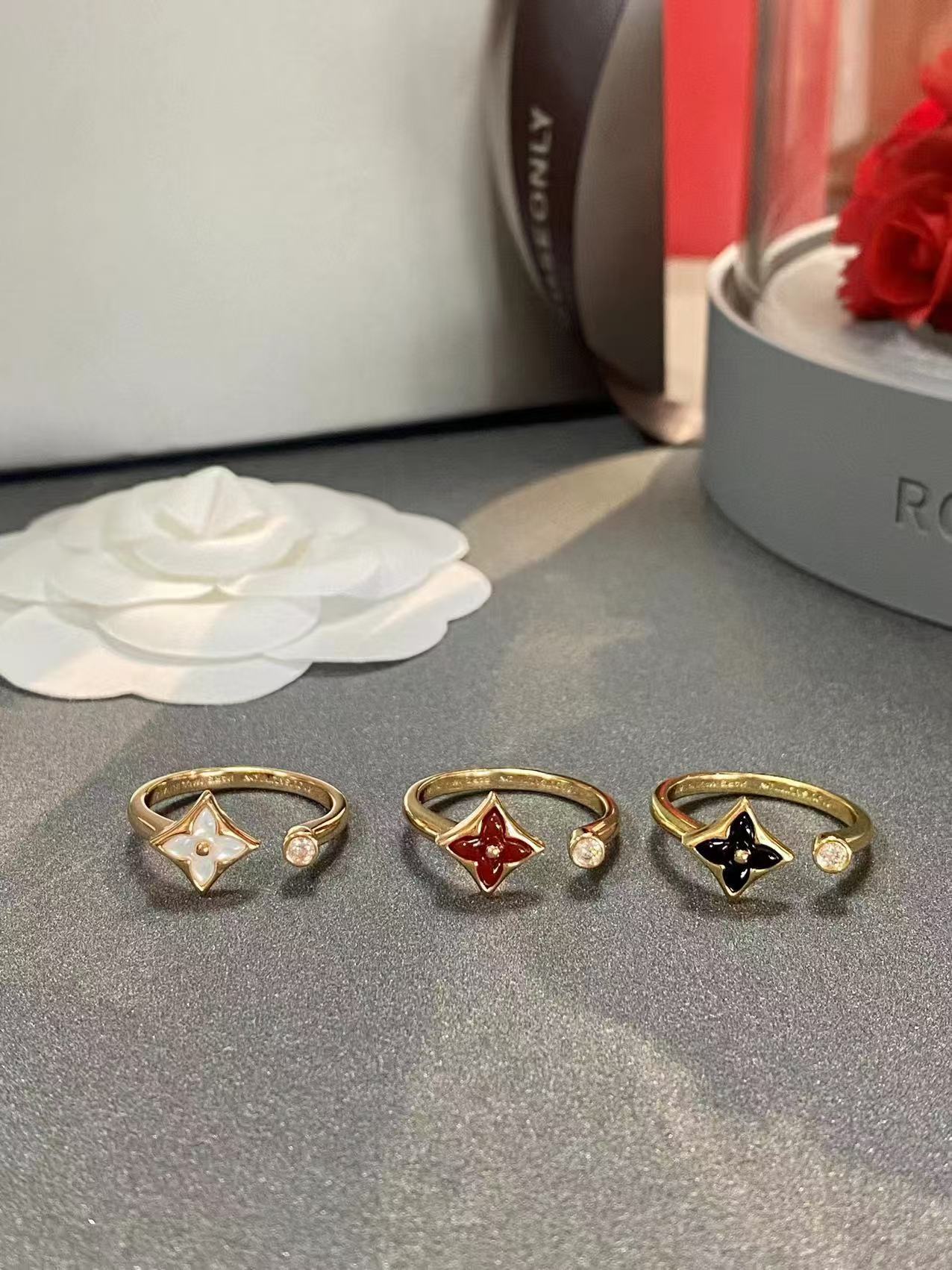 Replica Louis Vuitton Color Blossom Mini Star Ring