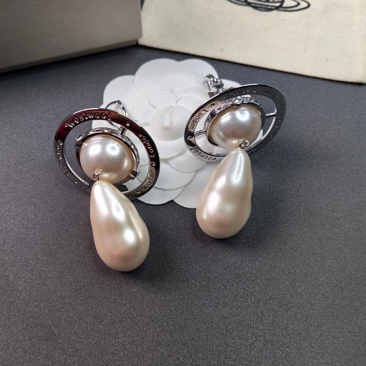 Replica Vivienne Westwood Exaggerated Large Baroque Pearl Earrings