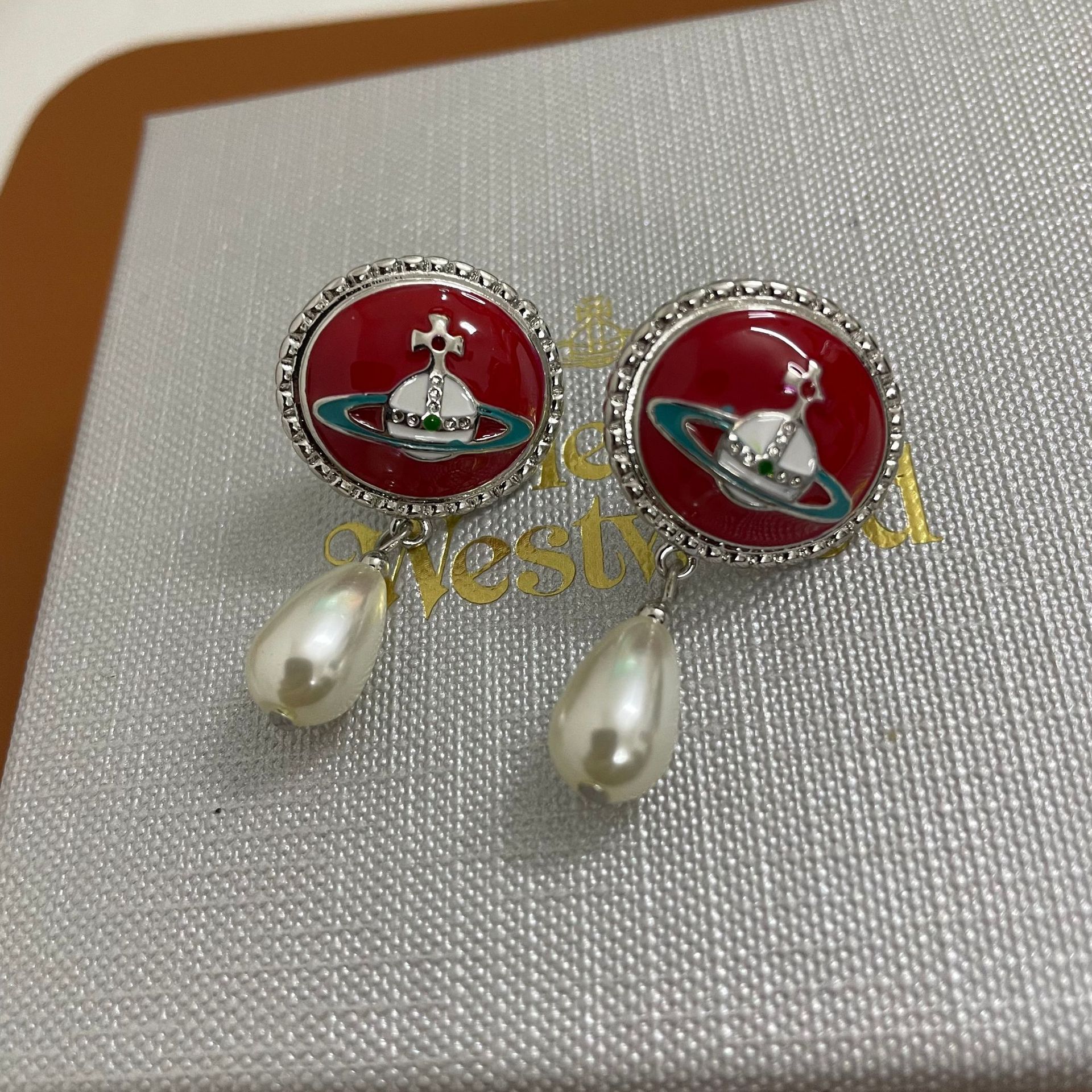 Replica Vivienne Westwood Enamel Saturn Waterdrop Pearl Earrings