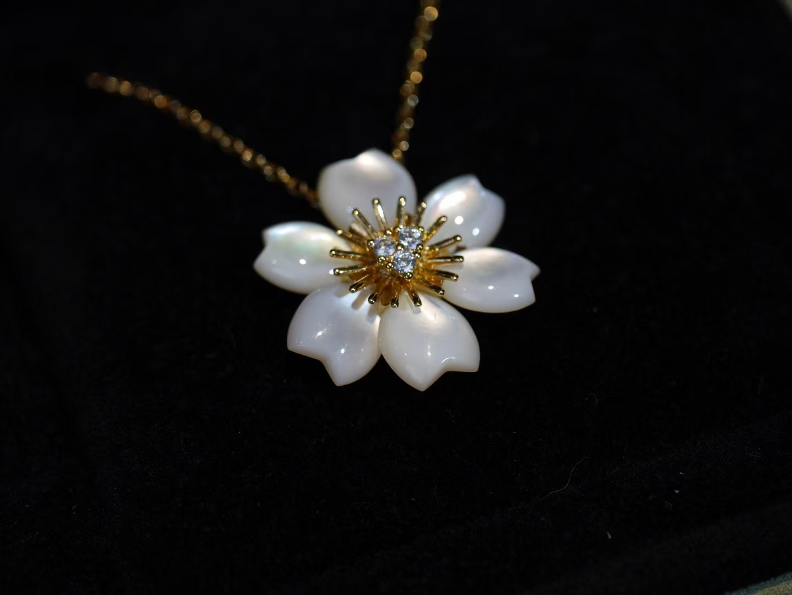 Replica Van Cleef & Arpels Rose de Noël Pendant Necklace - Mini