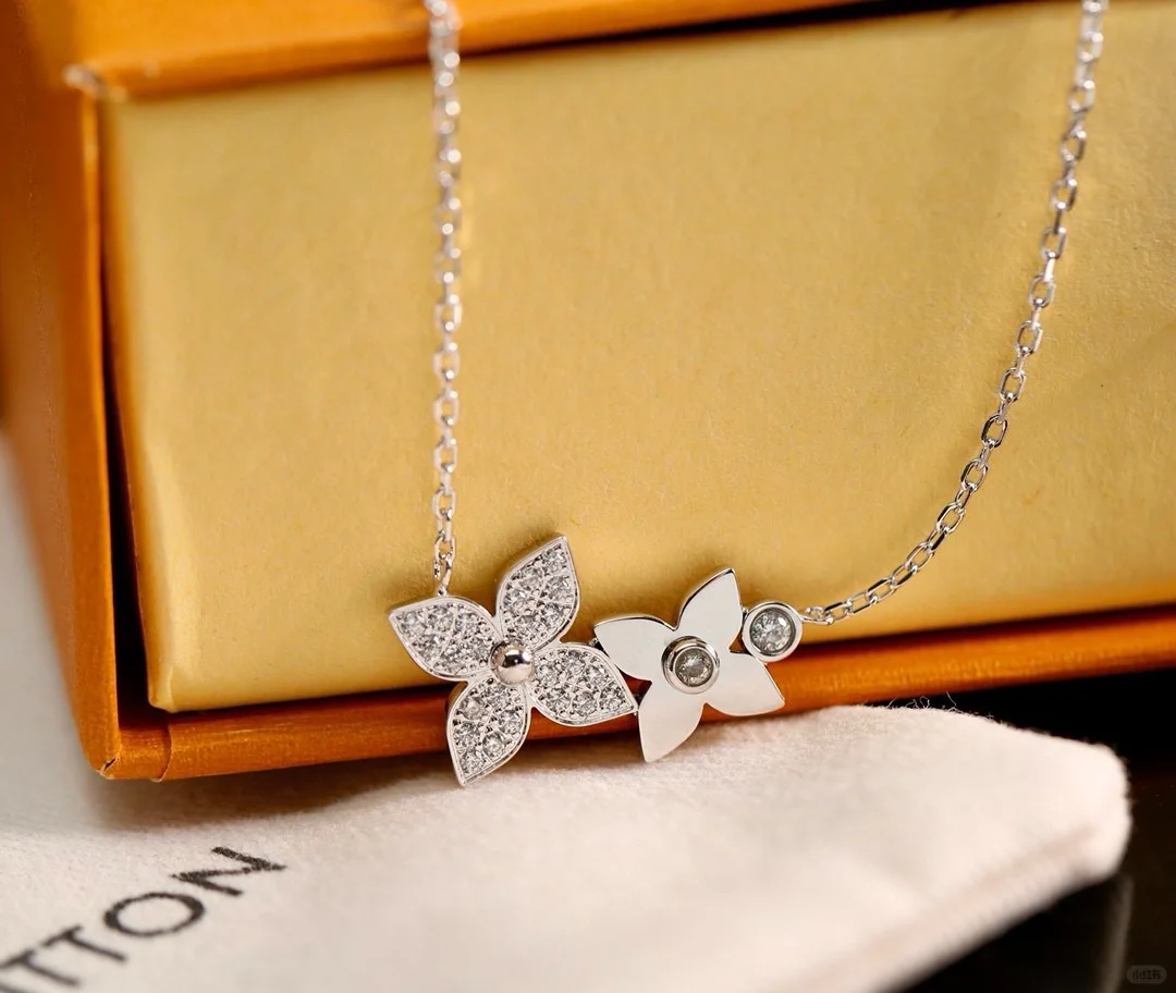 Replica Louis Vuitton Idylle Blossom Pendant Necklace-Two Flowers