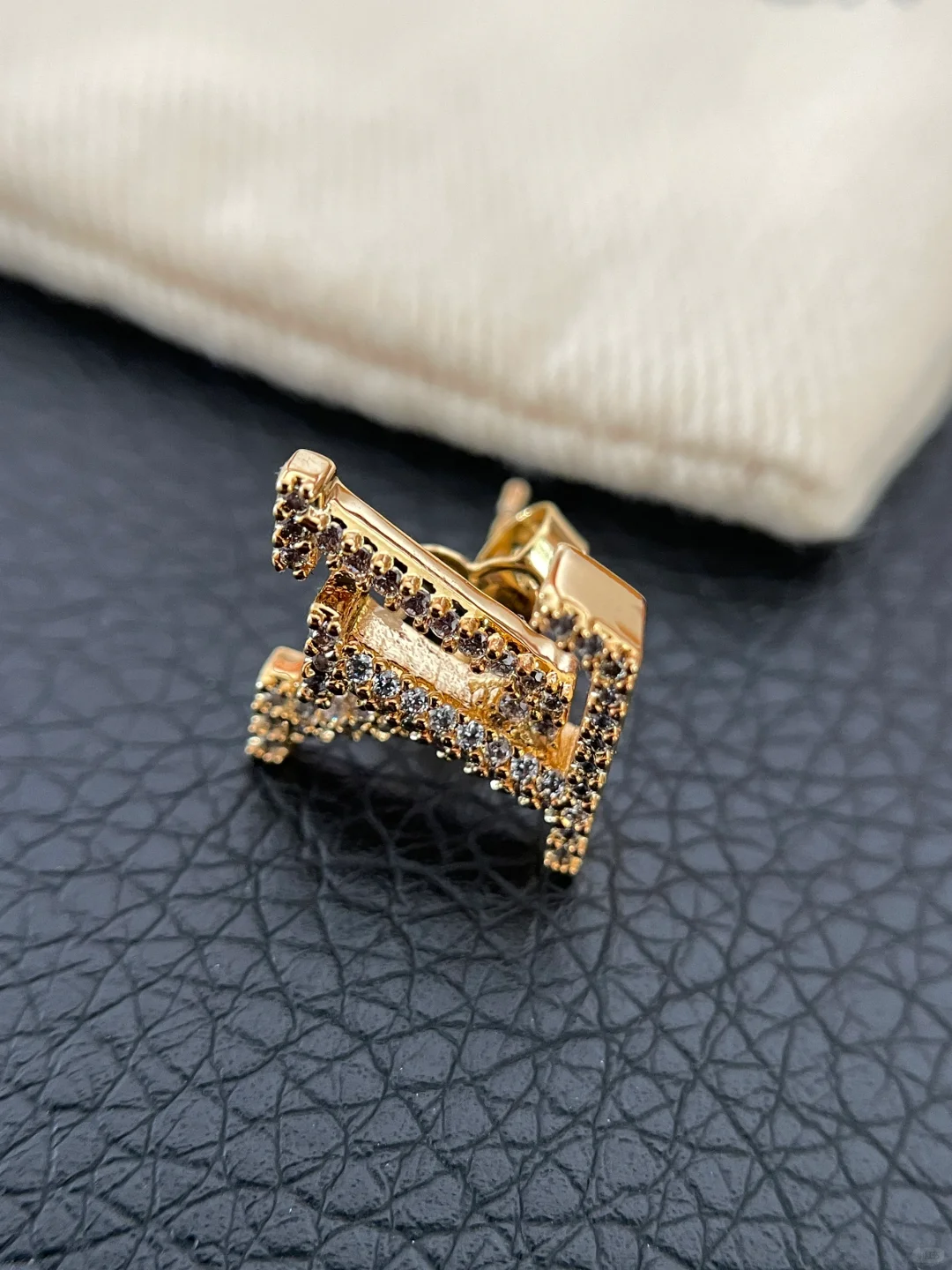 Replica Louis Vuitton Diamond LV Letter Earrings