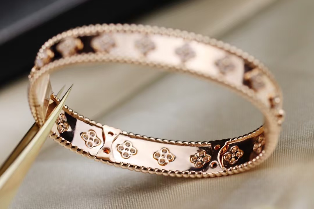 Replica Van Cleef & Arpels Perlée Clovers Bracelet, Medium Bangle