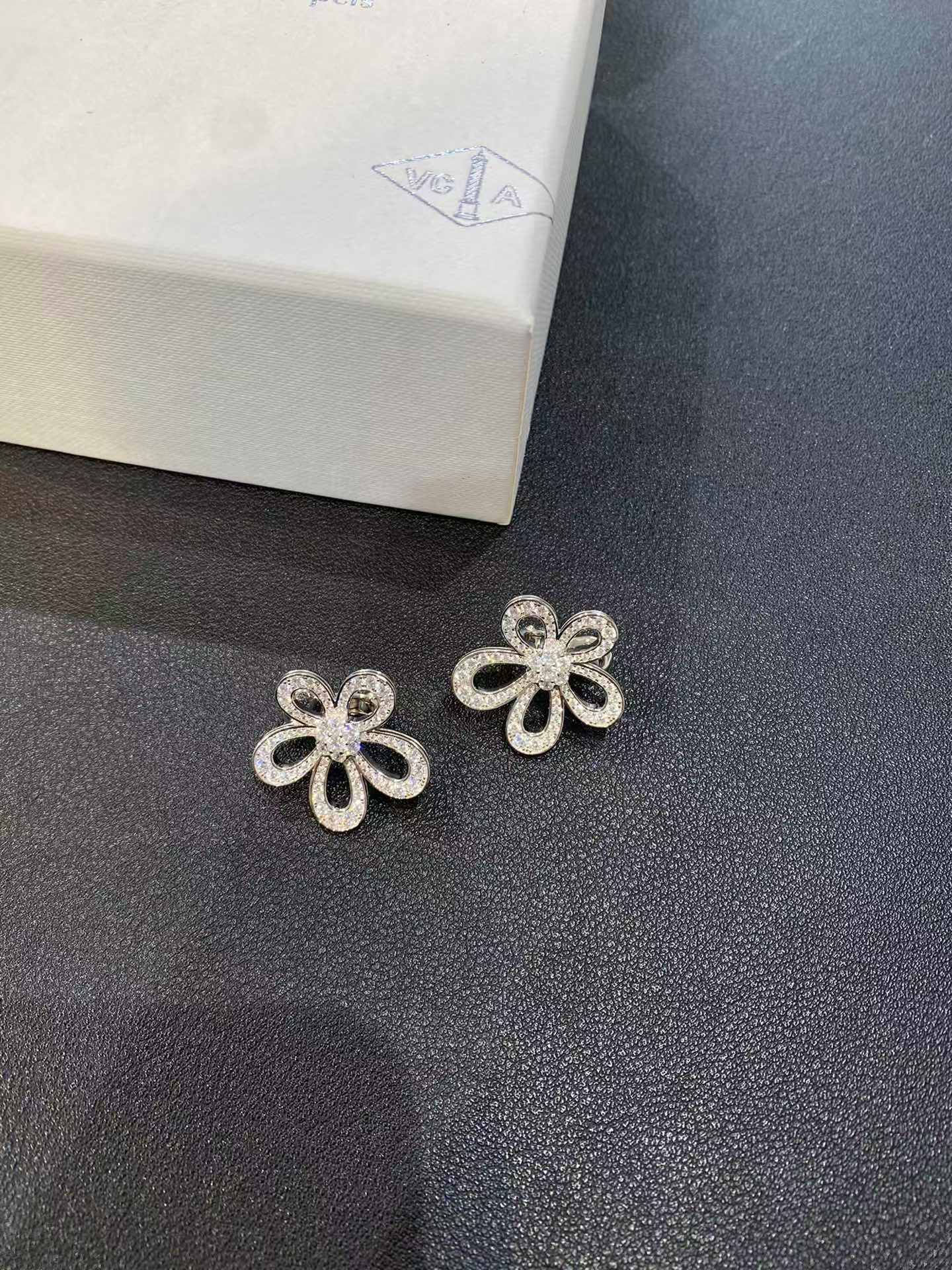 Replica Van Cleef & Arpels Flowerlace Earrings