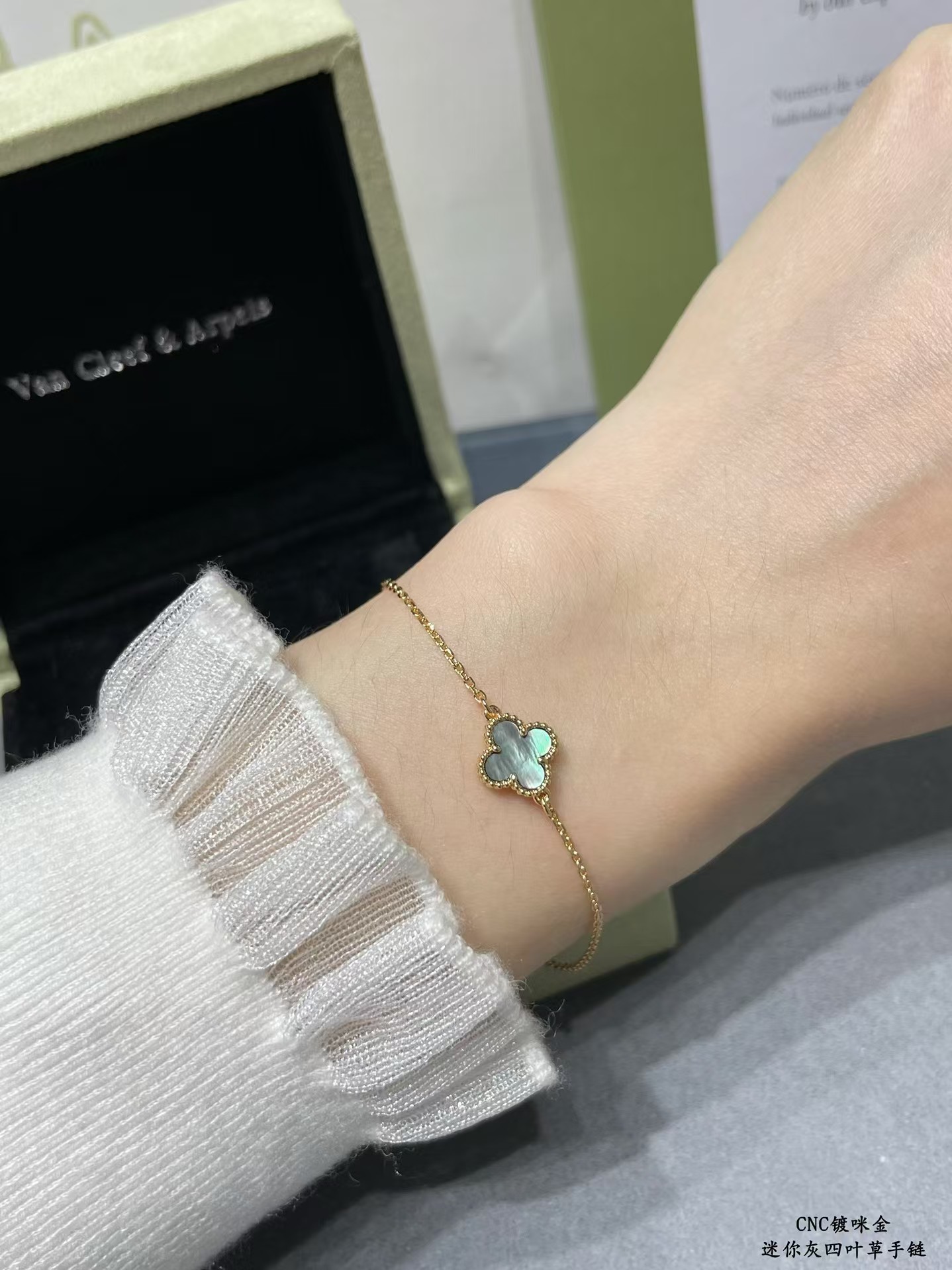 replica Van Cleef & Arpels Natural Grey Mother of Pearl Single Clover Bracelet