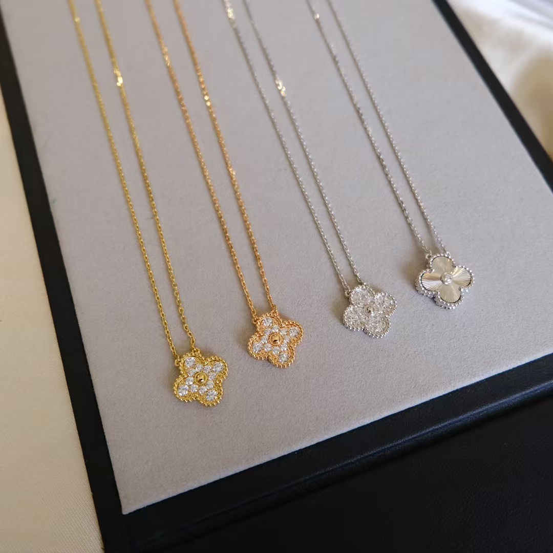 replica Van Cleef & Arpels Vintage Alhambra Pendant Necklace