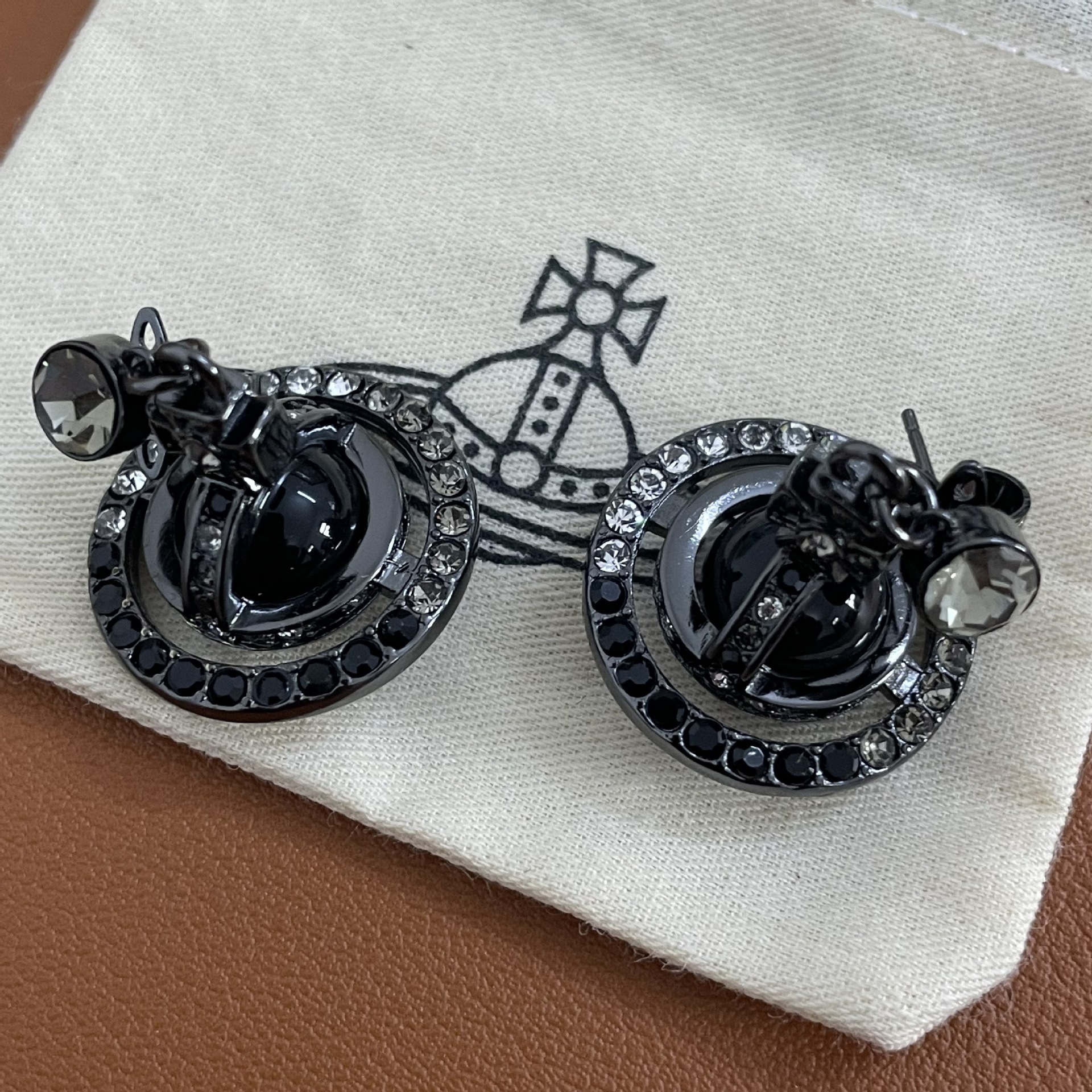 Replica Vivienne Westwood Punk Style Cool Girl Black Saturn Earrings