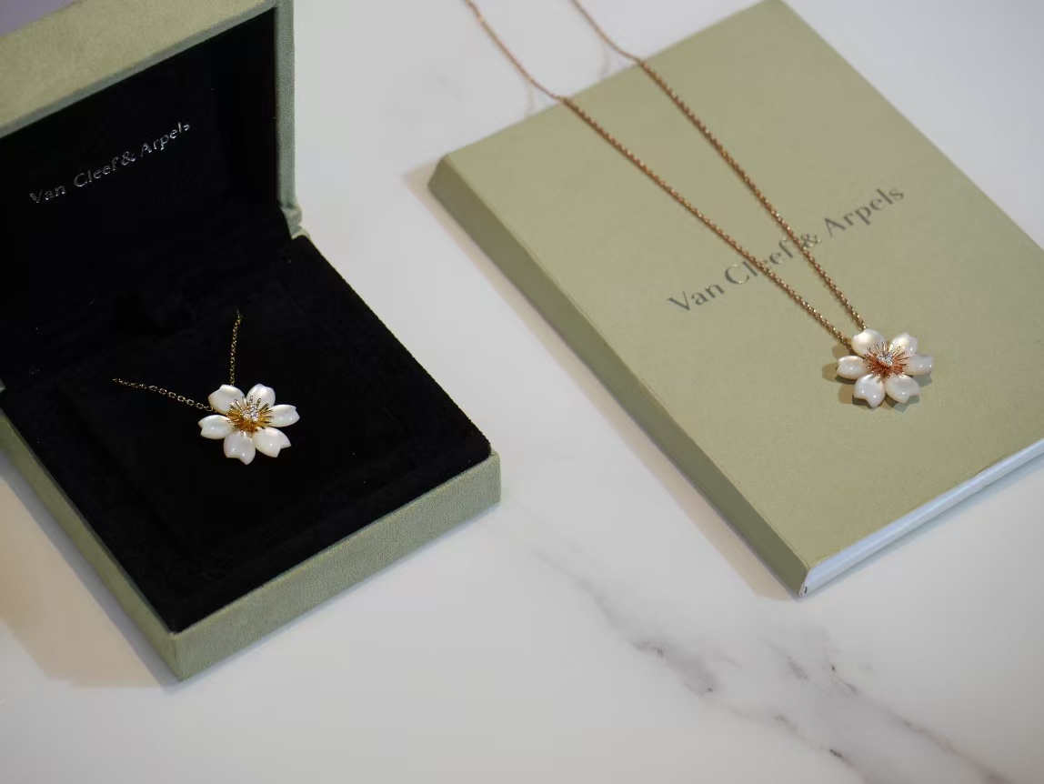 Replica Van Cleef & Arpels Rose de Noël Pendant Necklace - Mini