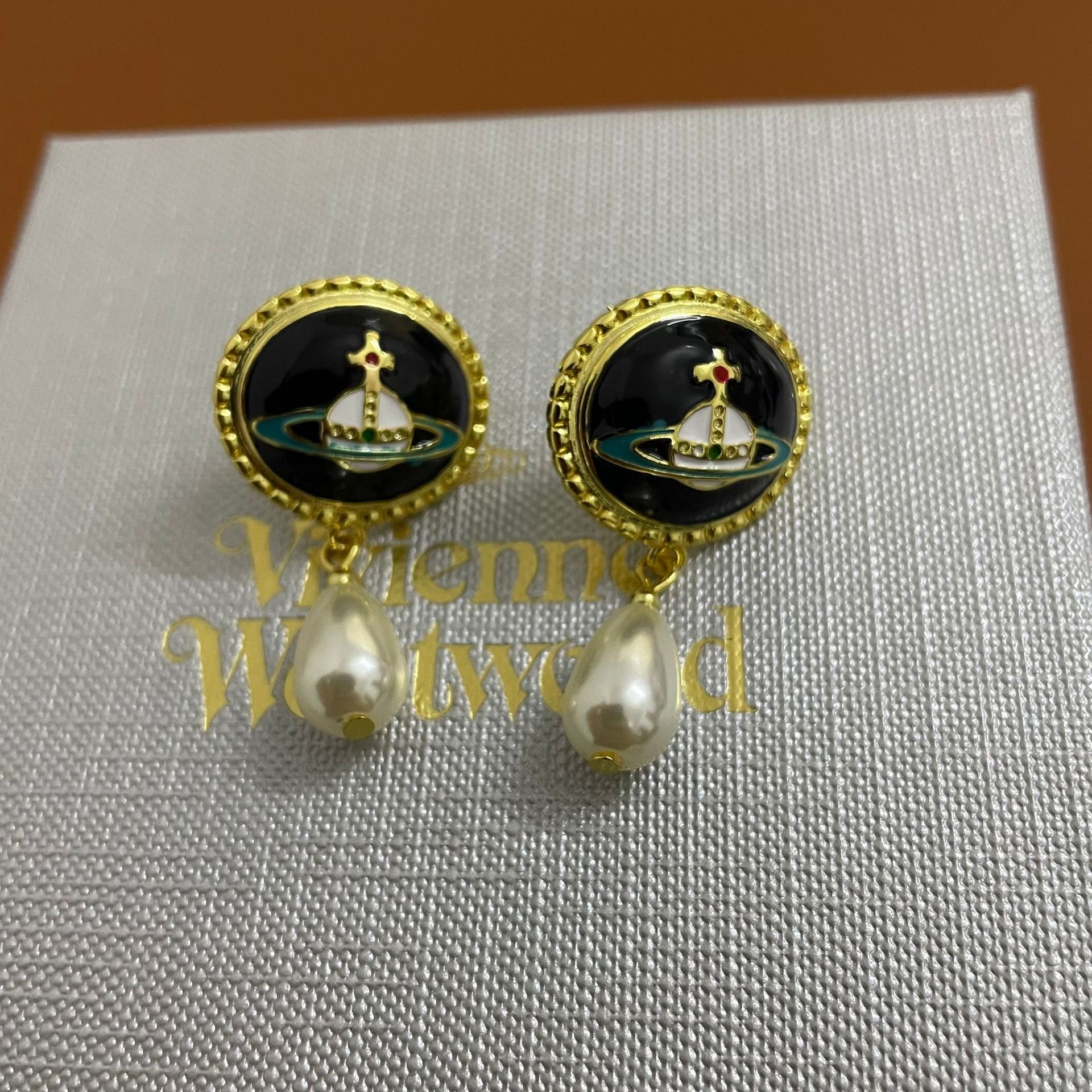 Replica Vivienne Westwood Enamel Saturn Waterdrop Pearl Earrings