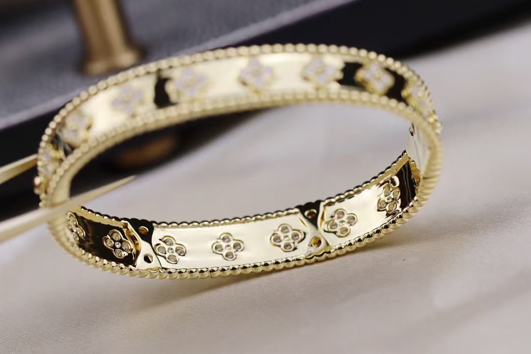 Replica Van Cleef & Arpels Perlée Clovers Bracelet, Medium Bangle