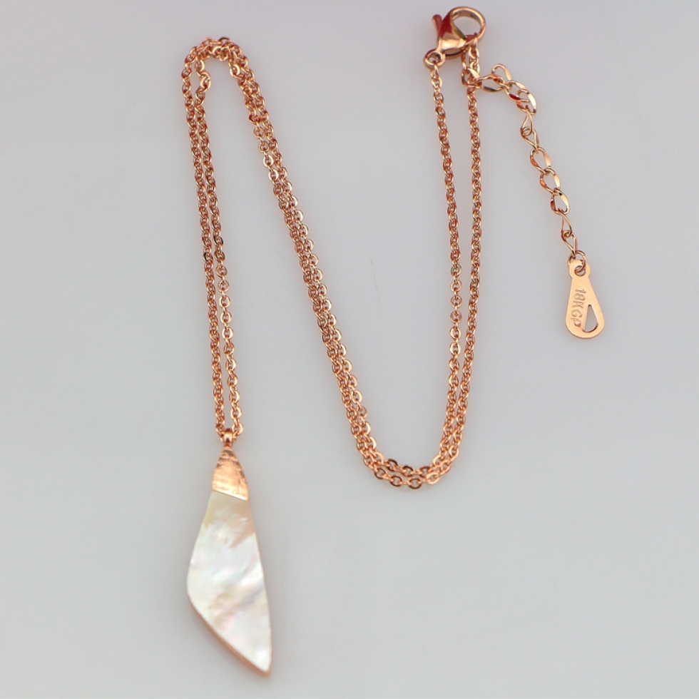 Replica Cartier white mother-of-pearl necklace, rose gold clavicle chain jewelry, non-fading and hypoallergenic.