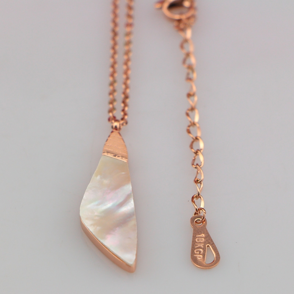 Replica Cartier white mother-of-pearl necklace, rose gold clavicle chain jewelry, non-fading and hypoallergenic.