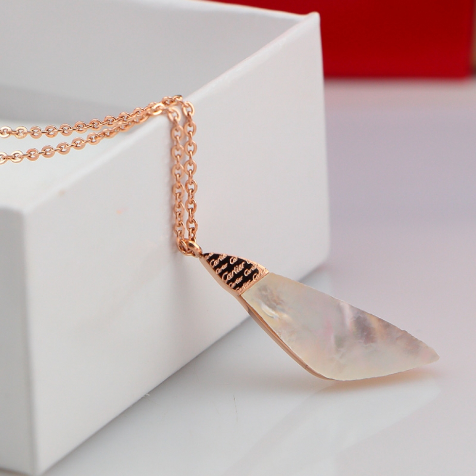 Replica Cartier white mother-of-pearl necklace, rose gold clavicle chain jewelry, non-fading and hypoallergenic.