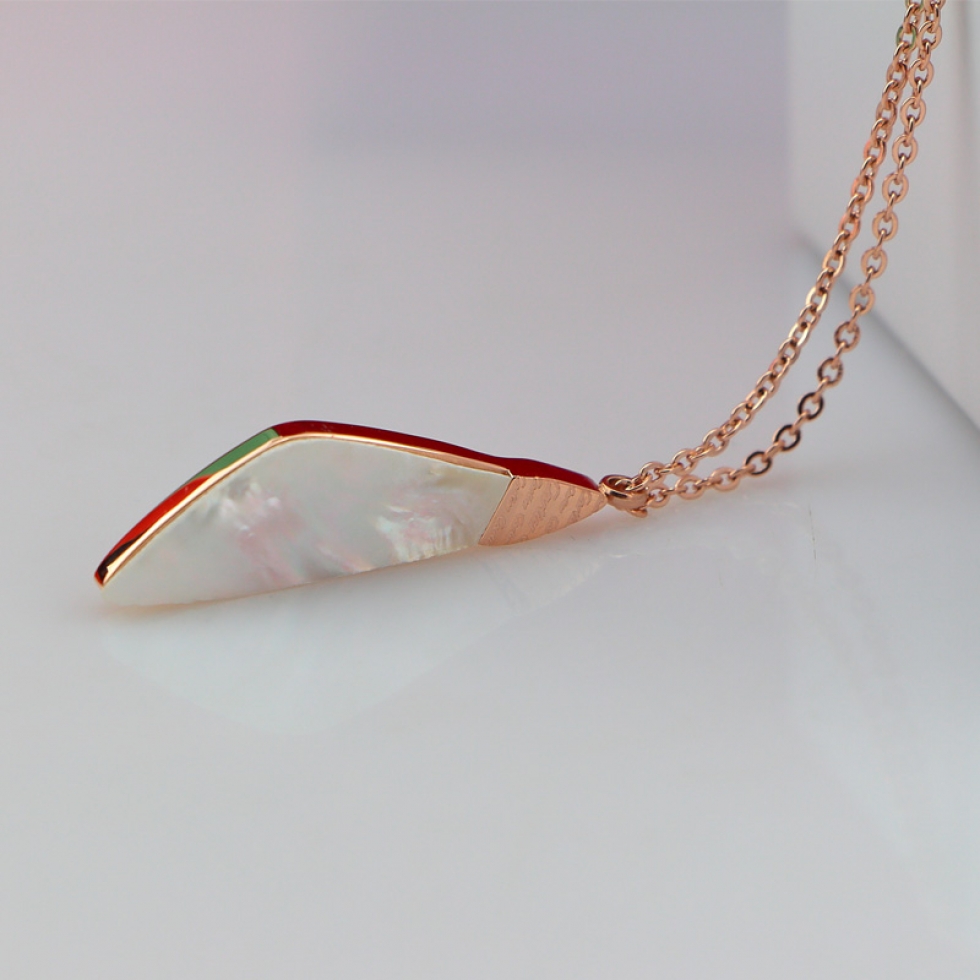 Replica Cartier white mother-of-pearl necklace, rose gold clavicle chain jewelry, non-fading and hypoallergenic.