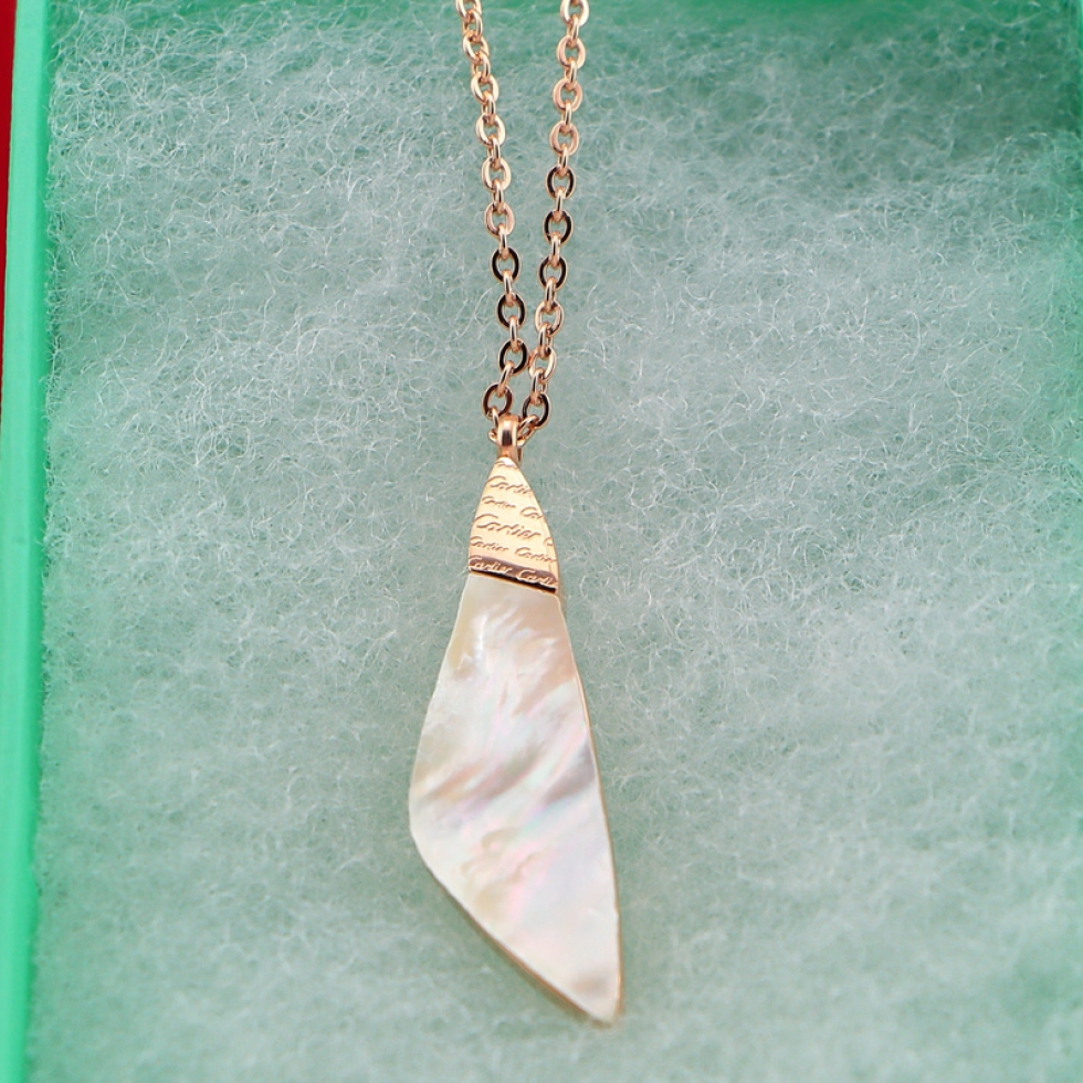 Replica Cartier white mother-of-pearl necklace, rose gold clavicle chain jewelry, non-fading and hypoallergenic.