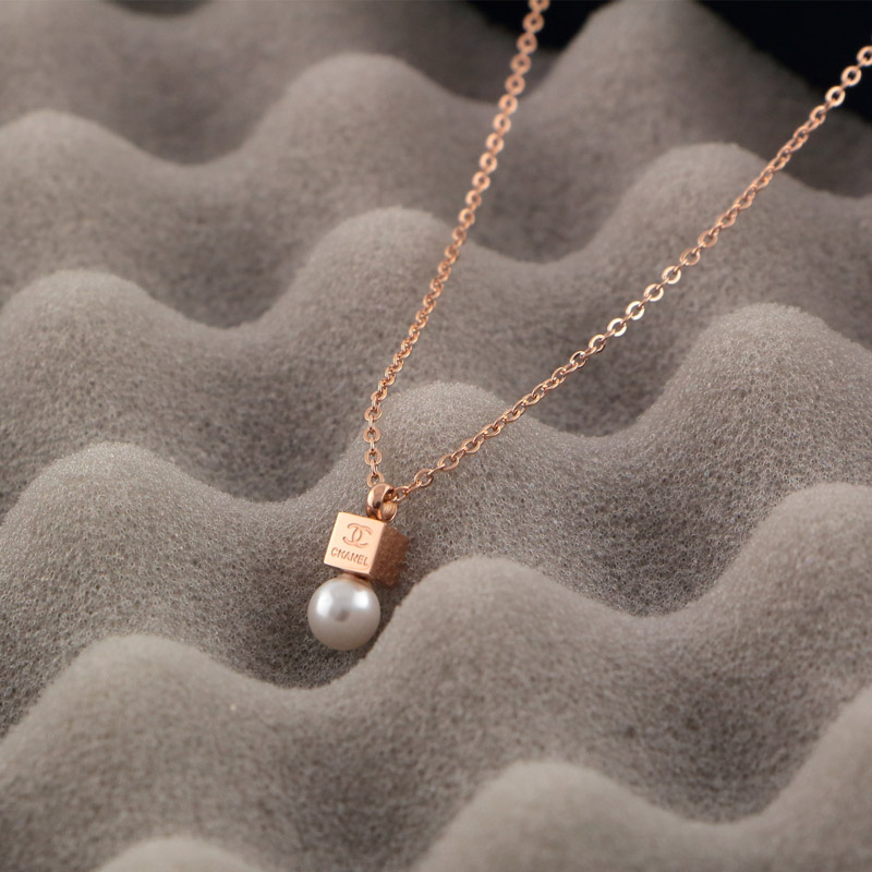 Replica Chanel pearl square three-dimensional pendant necklace