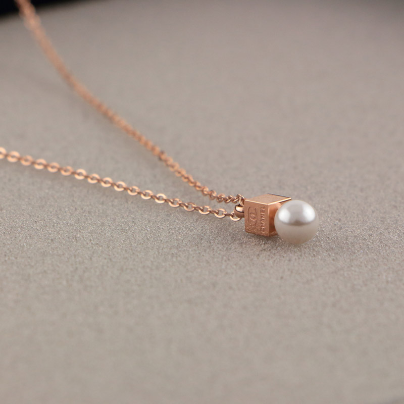 Replica Chanel pearl square three-dimensional pendant necklace