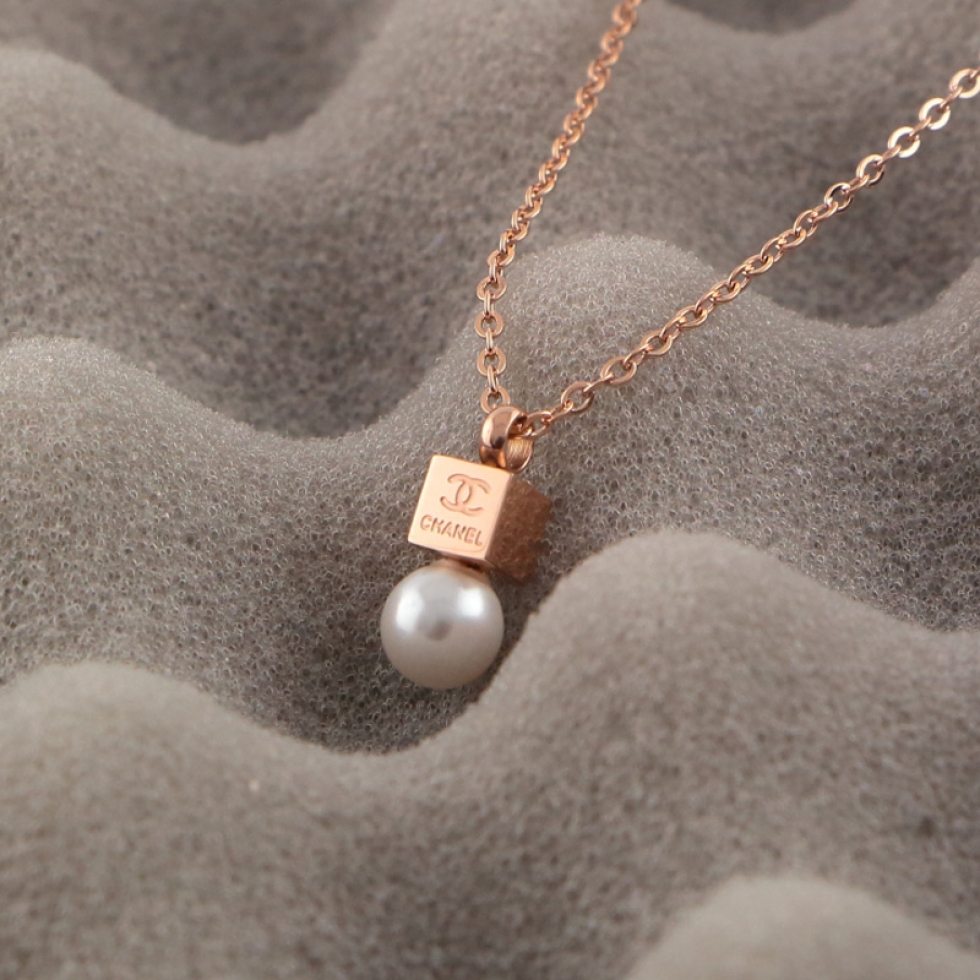 Replica Chanel pearl square three-dimensional pendant necklace