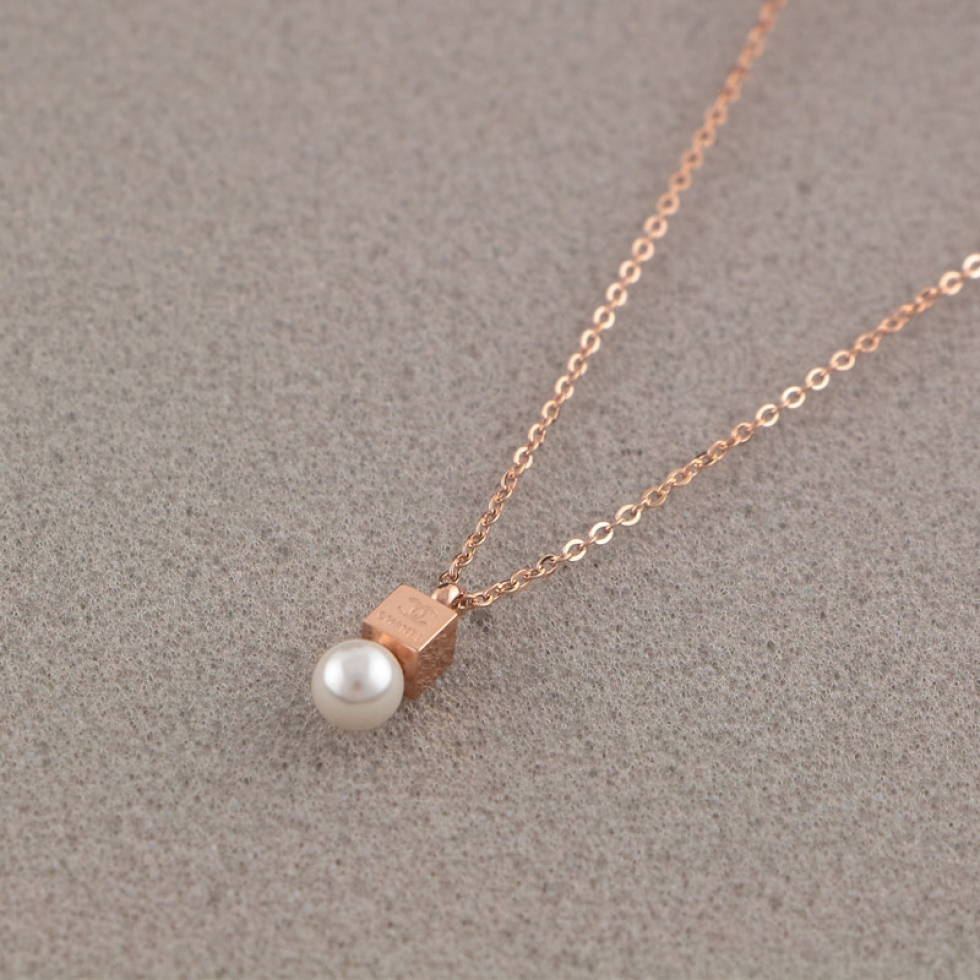 Replica Chanel pearl square three-dimensional pendant necklace