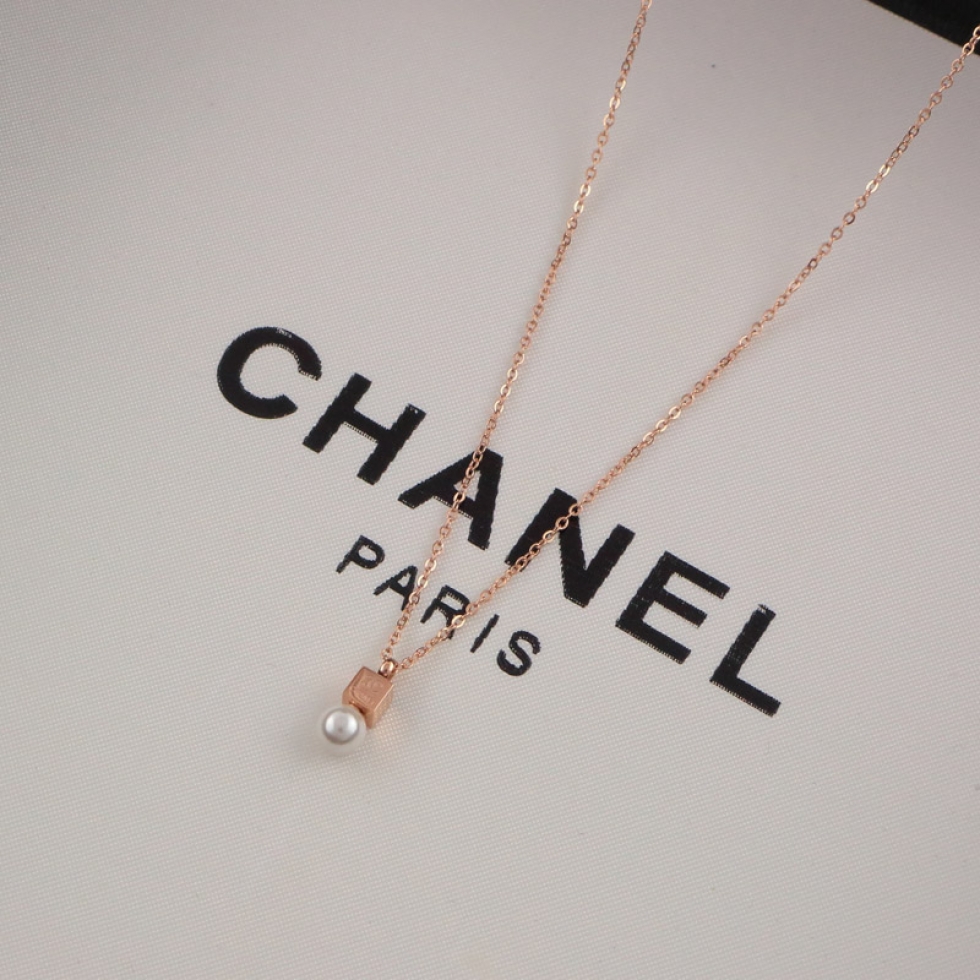 Replica Chanel pearl square three-dimensional pendant necklace