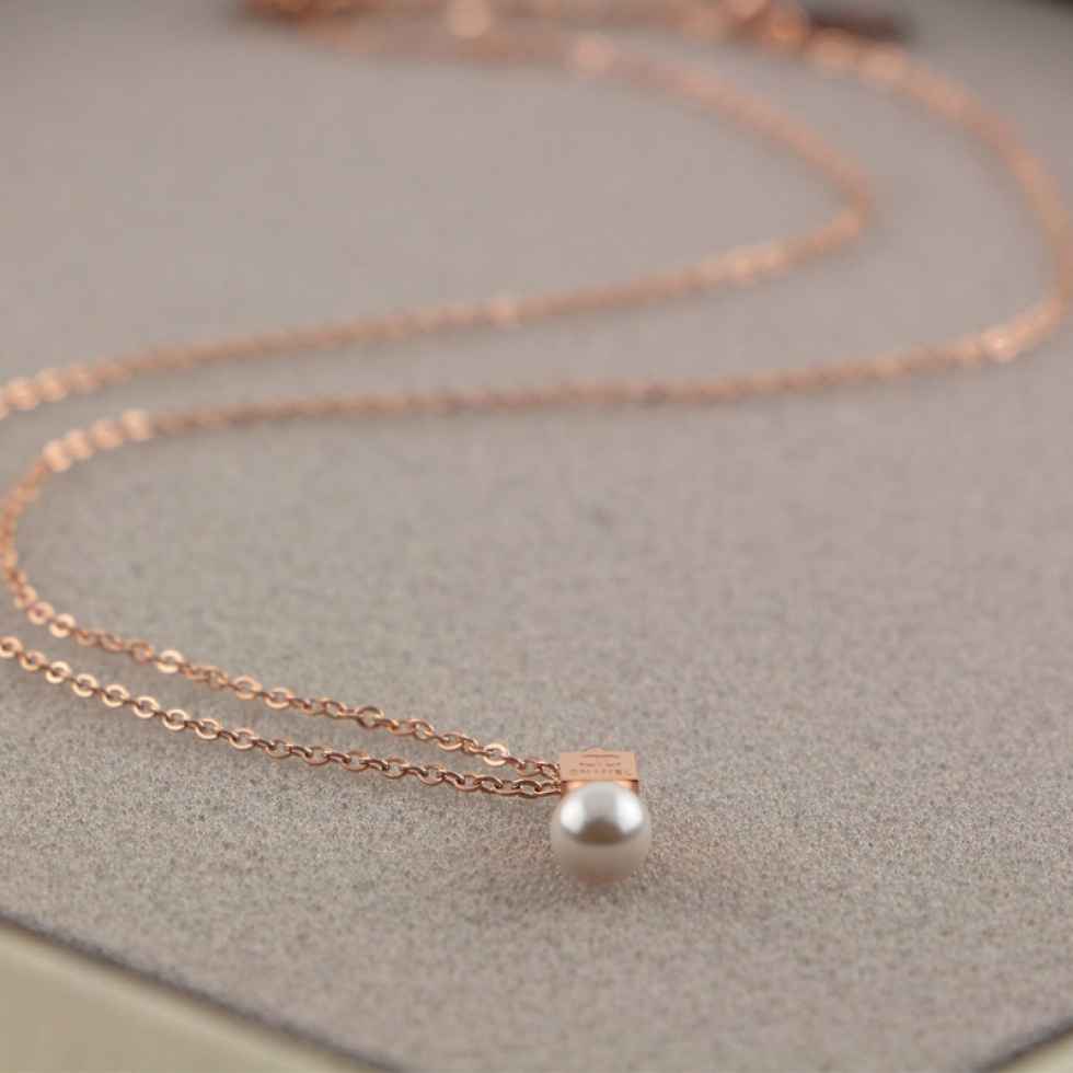 Replica Chanel pearl square three-dimensional pendant necklace