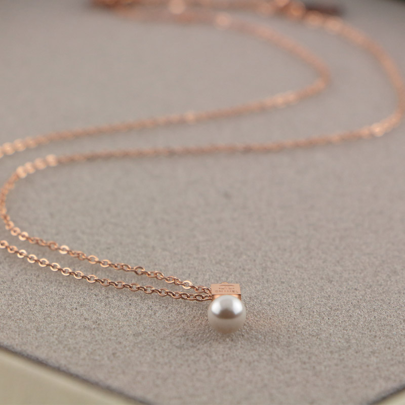 Replica Chanel pearl square three-dimensional pendant necklace