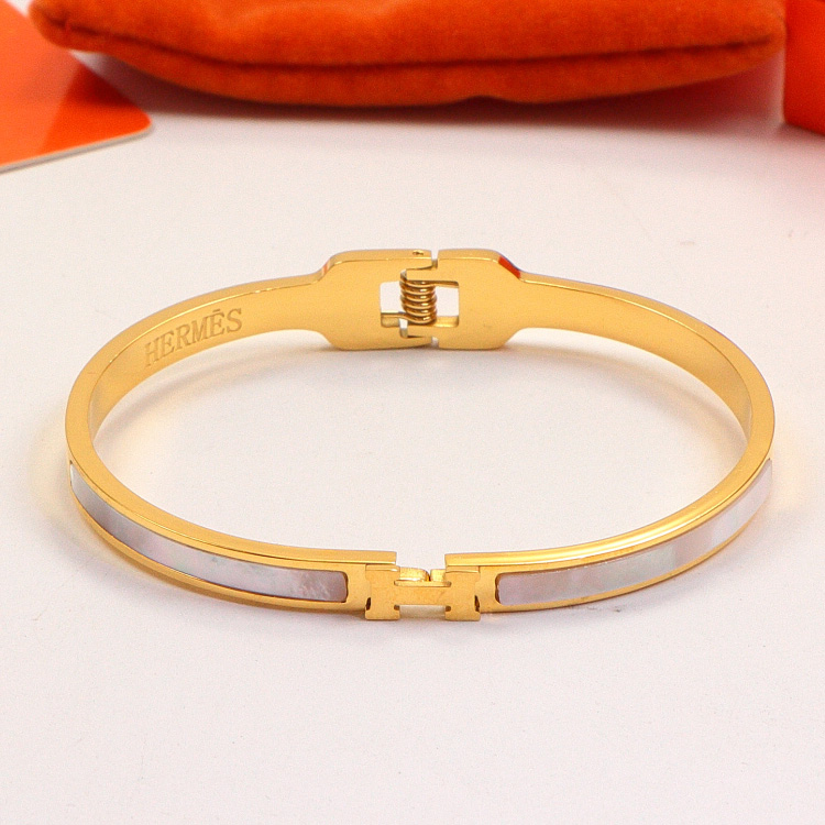 Replica Hermes Kelly Bracelet with Shell-Shaped Buckle