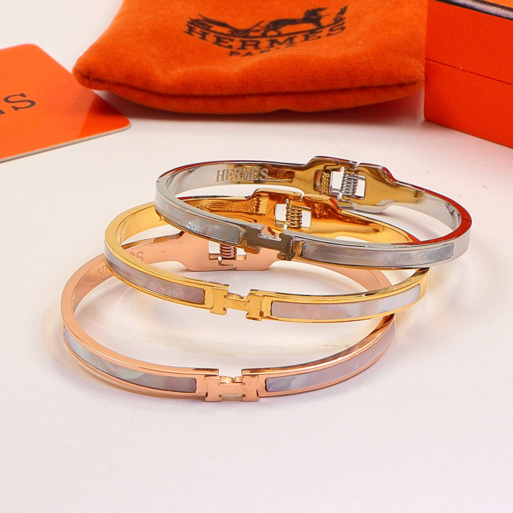 Replica Hermes Kelly Bracelet with Shell-Shaped Buckle