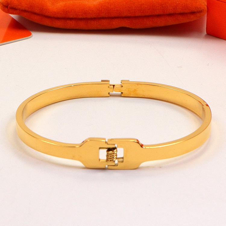 Replica Hermes Kelly Bracelet with Shell-Shaped Buckle