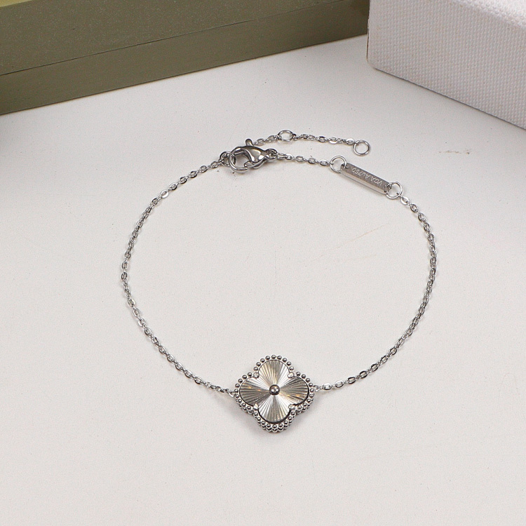 Replica Van Cleef & Arpels Clover Motif Single Flower Bracelet