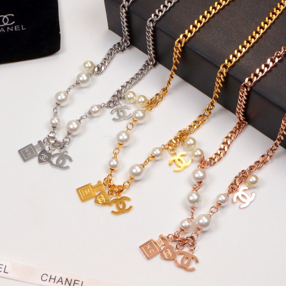 Replica Chanel letter pendant pearl necklace