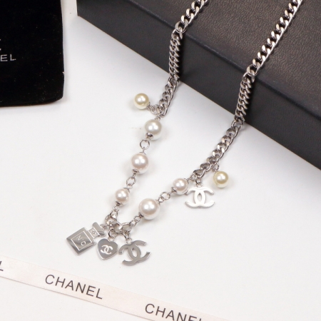 Replica Chanel letter pendant pearl necklace