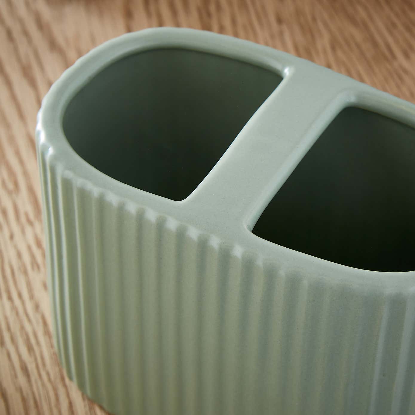 Ribbed Electric Toothbrush Holder