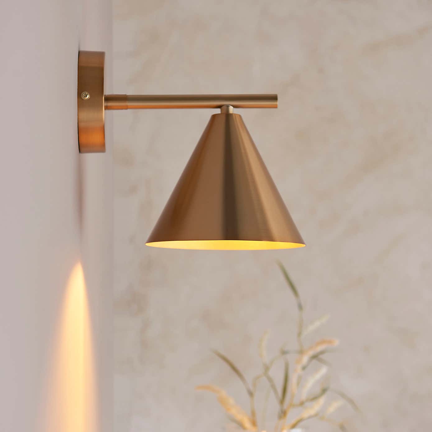 Vogue Catco Industrial Wall Light
