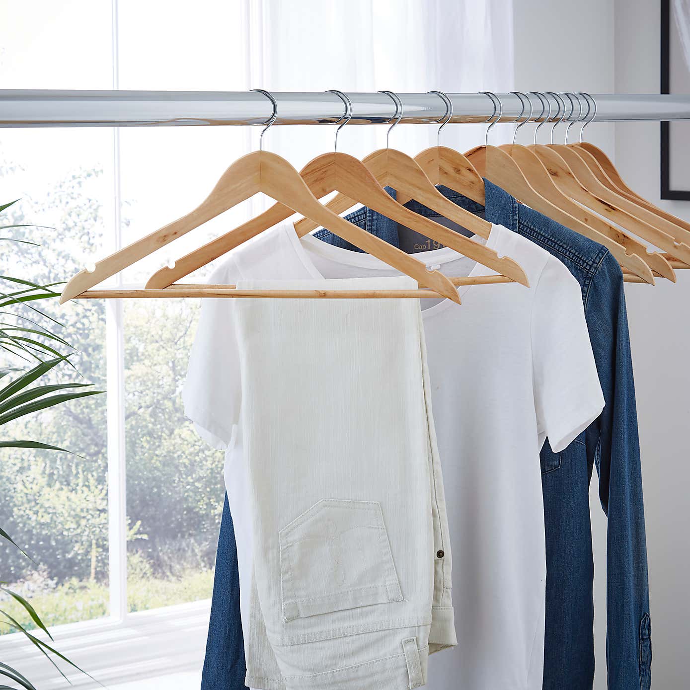 Wooden Hanger's 10 Pack in Shipper
