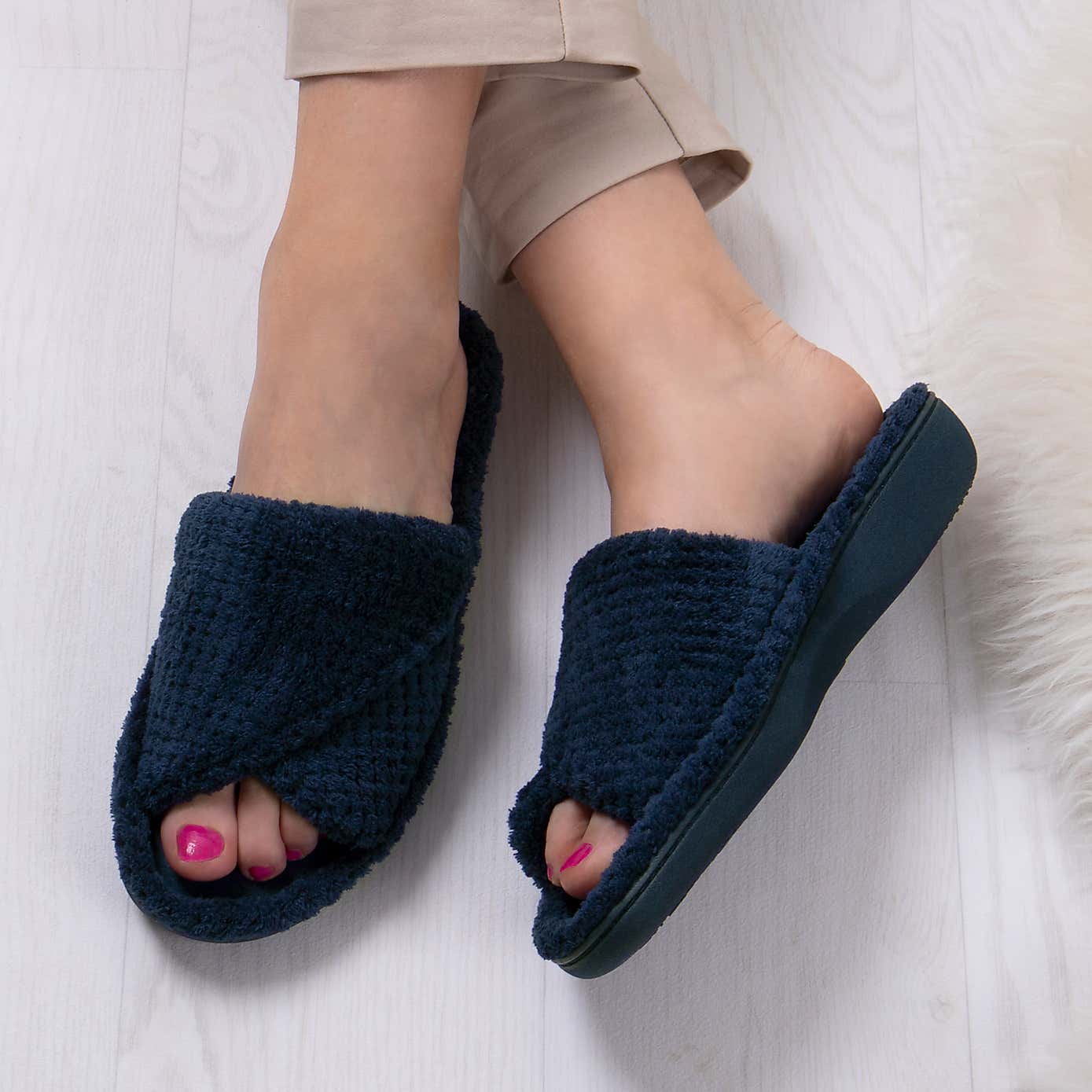 totes Isotoner Popcorn Open Toe Slippers