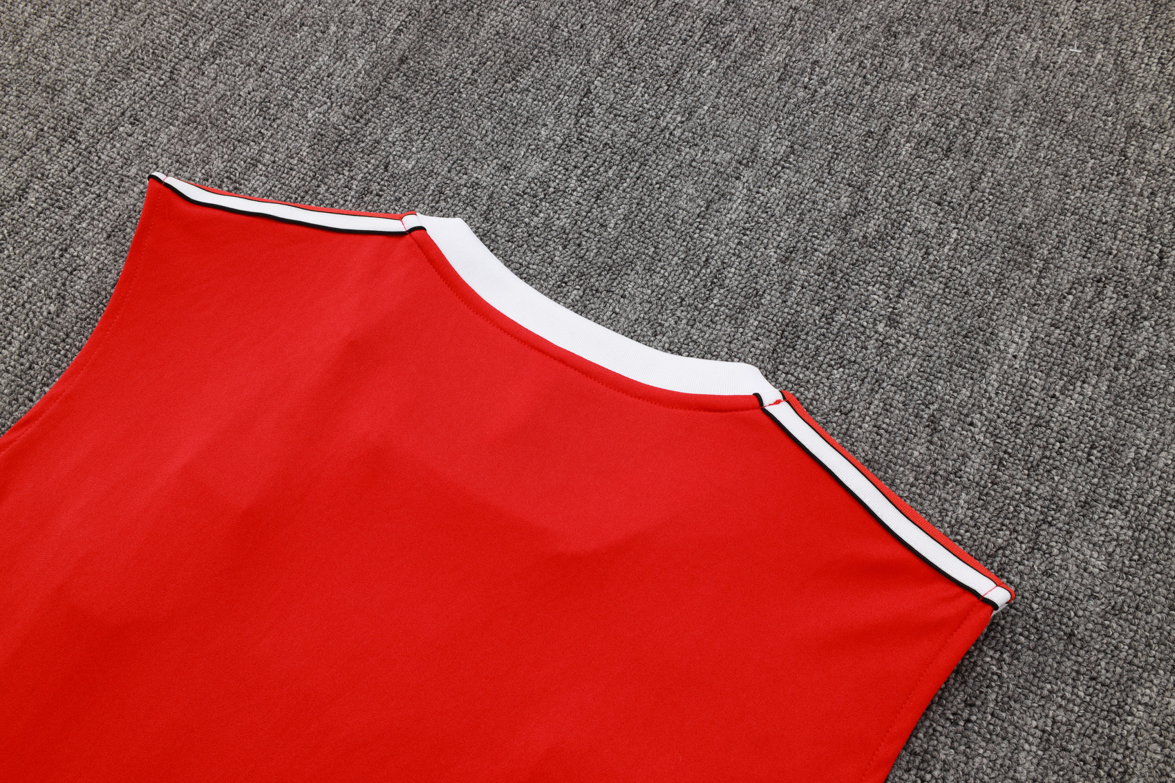Manchester United Sleeveless Training Kit Red 2025/26